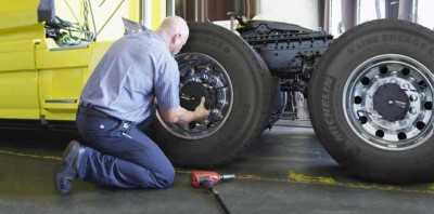 Проверка давления воздуха в грузовых шинах